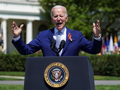 Tổng thống Biden bị ngắt lời khi kêu gọi kiểm soát súng đạn