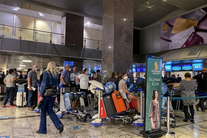 Sân bay Nam Phi chật kín người tháo chạy khỏi ''siêu biến thể Covid tồi tệ nhất'' Omicron