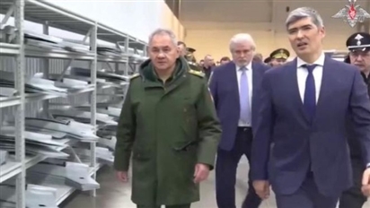 Bộ trưởng Quốc phòng Nga thăm cơ sở sản xuất máy bay không người lái