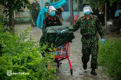 Các chiến sĩ bộ binh dầm mưa, mang rau củ tự tay trồng tặng bà con Sài Gòn khiến ai cũng xúc động: ''Thấy mấy chú vất vả mà sao thương quá''