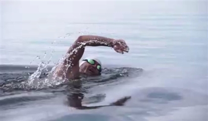 Thi bơi lội trong làn nước lạnh giá ở Nga