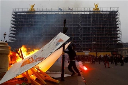 Tòa thị chính Bordeaux bị đốt, hơn 1 triệu người Pháp biểu tình