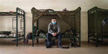 Ảnh: Một công dân bay từ Anh sang Việt Nam được cách ly tập thể trong khu vực doanh trại quân đội