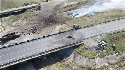 Cầu ở Crimea lại bị tấn công