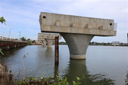 Cầu 150 tỷ ở Quảng Nam, 4 năm xây được 4 trụ bê tông
