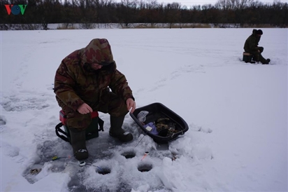 Video: Câu cá qua lỗ trên băng ở vùng Viễn Đông Nga