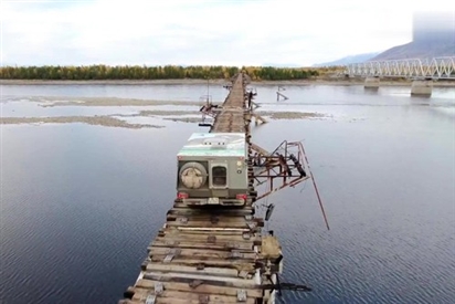 Cầu gỗ nguy hiểm nhất thế giới thách thức mọi tay lái ở Nga