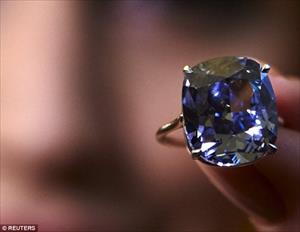 Chân dung tỷ phú bí mật mua kim cương quý tặng con gái