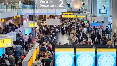 Hành khách sân bay châu Âu: Không ai đi vệ sinh vì rời hàng sẽ mất chỗ