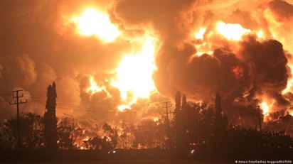 Kho dầu bốc cháy ở thành phố Nga