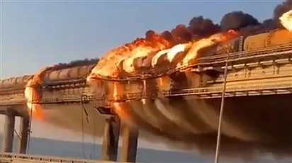 Cháy lớn trên cầu Kerch ở Crimea