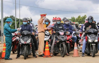 Từng đoàn người chạy xe máy hơn 1.000 km từ TP.HCM về quê tránh dịch