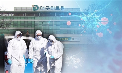 Hàn Quốc: Cô gái nhiễm nCoV nhổ nước bọt vào nhân viên y tế