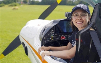 Cô gái 19 tuổi lái máy bay vòng quanh thế giới