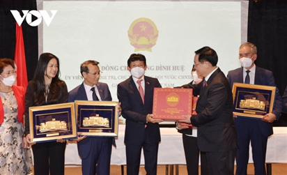 Chủ tịch Quốc hội gặp đại diện cộng đồng người Việt Nam tại 6 nước Trung Đông Âu