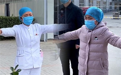 Làm việc trong khu cách ly virus corona, nữ y tá đành gửi con gái nhỏ chiếc 'ôm gió' từ xa dù chỉ đứng cách vài bước chân khiến bao người nghẹn ngào