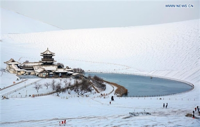 Đẹp mê hồn cảnh tuyết phủ quanh hồ bán nguyệt giữa sa mạc ở Trung Quốc