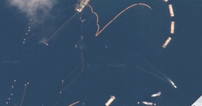 Nga lắp đặt rào chắn ở lối vào vịnh Sevastopol ở Crimea