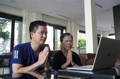 Dịch Covid-19, người Hà Nội cúng lễ Vu Lan online, viếng mộ qua video call