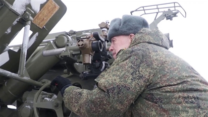 Cựu binh Nga 94 tuổi khai hỏa đại bác cỡ nòng 152mm