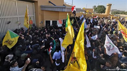 Người biểu tình xông vào ĐSQ Mỹ ở Iraq, nhân viên được sơ tán