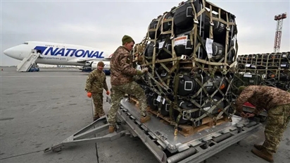 NATO đồng ý cấp vũ khí hạng nặng cho Ukraine