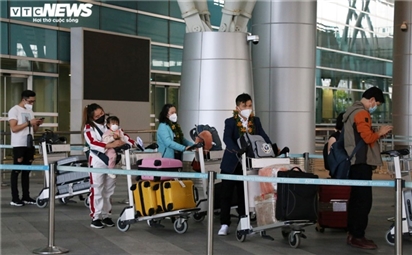 Ảnh: Đà Nẵng đón chuyến bay đầu tiên đưa khách quốc tế đến Việt Nam