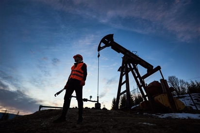Giá dầu Brent nhảy vọt lên hơn 120 USD/thùng