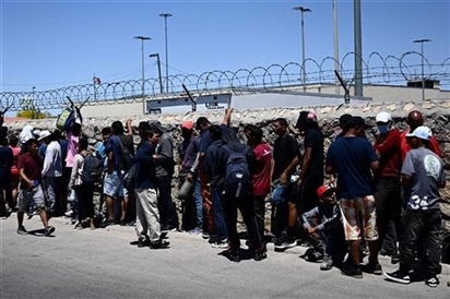 Người di cư tìm đường hợp pháp đến Mỹ sau khi Điều khoản 42 kết thúc