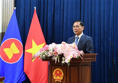 Phó Thủ tướng Bùi Thanh Sơn gặp gỡ cán bộ, nhân viên Đại sứ quán Việt Nam tại Liên bang Nga