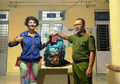 Du khách Nga cảm ơn Công an Việt Nam đã nỗ lực tìm ba lô mình đánh rơi khi đi du lịch
