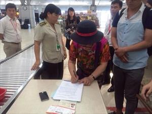 Du khách Trung Quốc bị bắt quả tang ăn trộm điện thoại ở sân bay Cam Ranh
