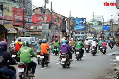 Đường phố TP Hồ Chí Minh đông đúc trở lại, dù vẫn đang trong thời gian giãn cách xã hội