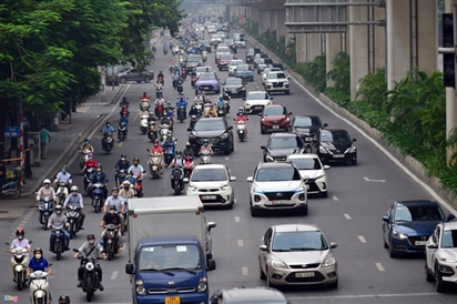 Sáng đầu tuần, đường Hà Nội lại đông đúc xe cộ