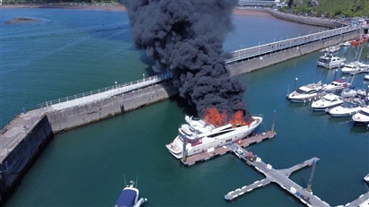 Video: Siêu du thuyền 7,5 triệu USD cháy dữ dội ở Anh khi đang neo đậu
