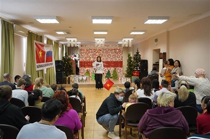 Cộng đồng người Việt Nam chúc mừng năm mới trường trẻ em khuyết tật ở Moskva