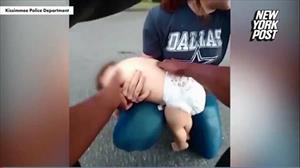 Khoảnh khắc “nghẹt thở” khi cảnh sát sơ cứu em bé 1 tuổi bị hóc bánh