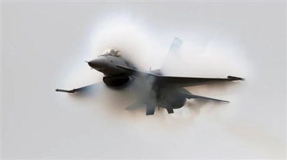 Chiến đấu cơ F-16 xuất kích tạo ra tiếng nổ siêu thanh gây hoang mang