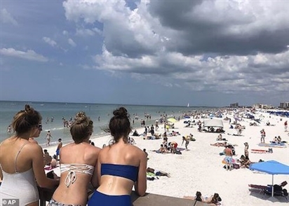 Bất chấp dịch COVID-19, bãi biển Florida vẫn chật kín người