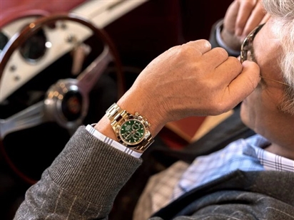 Giới nhà giàu ở Nga đầu tư vào trang sức, đồng hồ để giữ của