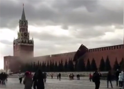 Gió mạnh thổi bay giàn giáo trùng tu tường Điện Kremlin