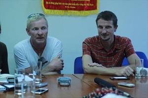 Hai ông Tây đi bộ 7.000 km, quyên góp tiền cho trẻ em Việt Nam