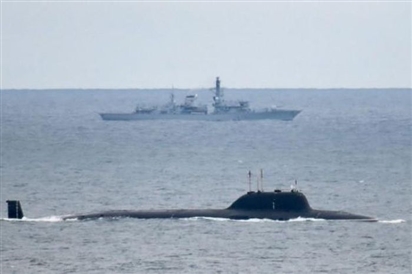 Hải quân Anh 'giật mình' khi tàu ngầm Nga áp sát