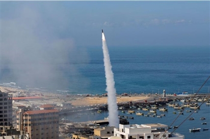 Israel bị tấn công từ 3 hướng, đáp trả bằng 16 tấn đạn dược