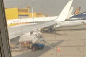 Một hãng hàng không dán tạm bợ cửa kính máy bay nứt vỡ bằng băng dính thường