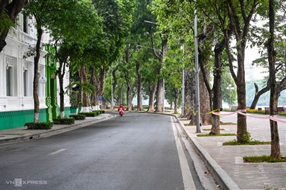 Hà Nội: Người dân bất chấp lệnh cấm, trèo rào vào công viên tập thể dục