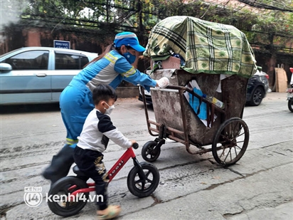 Hà Nội 23h đêm, bé trai 2 tuổi vẫn lang thang cùng mẹ lao công đi gom rác: ''Cực chẳng đã, tôi mới phải đưa theo con đi làm cùng''