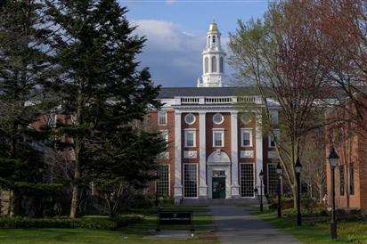Mỹ cấm nhập cảnh công dân 12 nước, ngừng ngay visa cho du học sinh Harvard