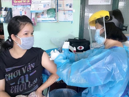 Bình Dương cho phép người dân đã tiêm vaccine sau 14 ngày được ra đường