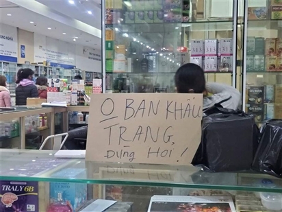 SỐC: Sau một đêm, nhiều hiệu thuốc tại Hà Nội đăng biển 'Không bán khẩu trang, đừng hỏi'